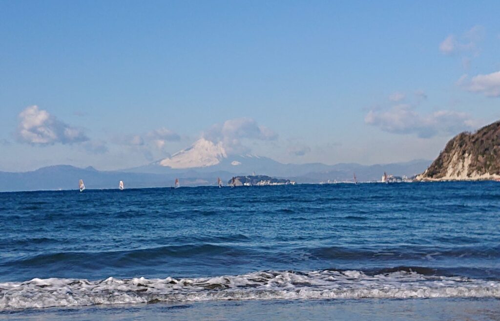 逗子海岸　東浜から江ノ島と富士山望む / Enoshima and Mt.Fuji from Zushi Beach (2022 Feb 5th)