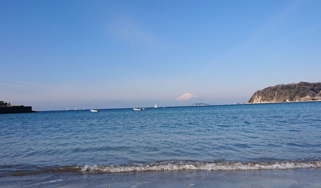 逗子海岸　東浜から江ノ島と富士山望む / Enoshima and Mt.Fuji from Zushi Beach (2022 Feb 12th)