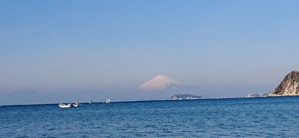 逗子海岸　東浜から江ノ島と富士山望む(拡大) / Enoshima and Mt.Fuji from Zushi Beach (2022 Feb 12th)