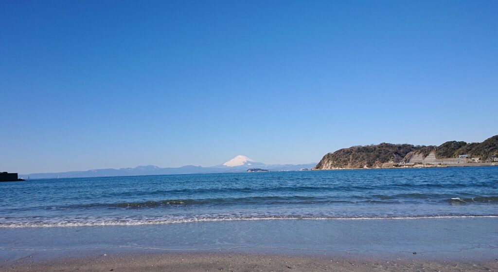 逗子海岸　東浜から江ノ島と富士山望む / Enoshima and Mt.Fuji from Zushi Beach (2022 Feb 21th)