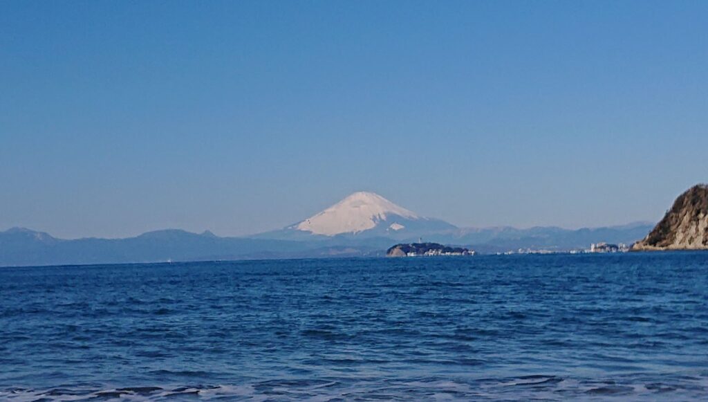 逗子海岸　東浜から江ノ島と富士山望む (拡大)/ Enoshima and Mt.Fuji from Zushi Beach (2022 Feb 21th)