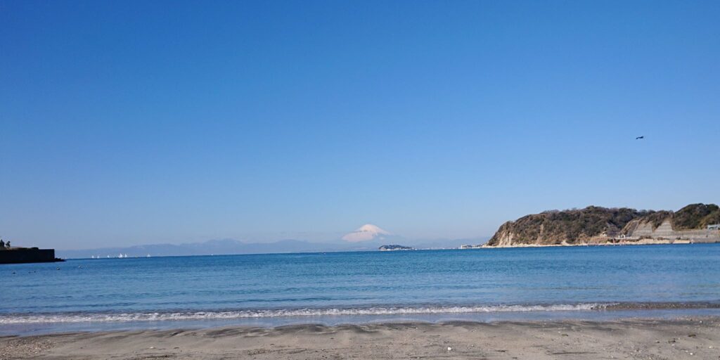 逗子海岸　東浜から江ノ島と富士山望む / Enoshima and Mt.Fuji from Zushi Beach (2022 Feb 26th)