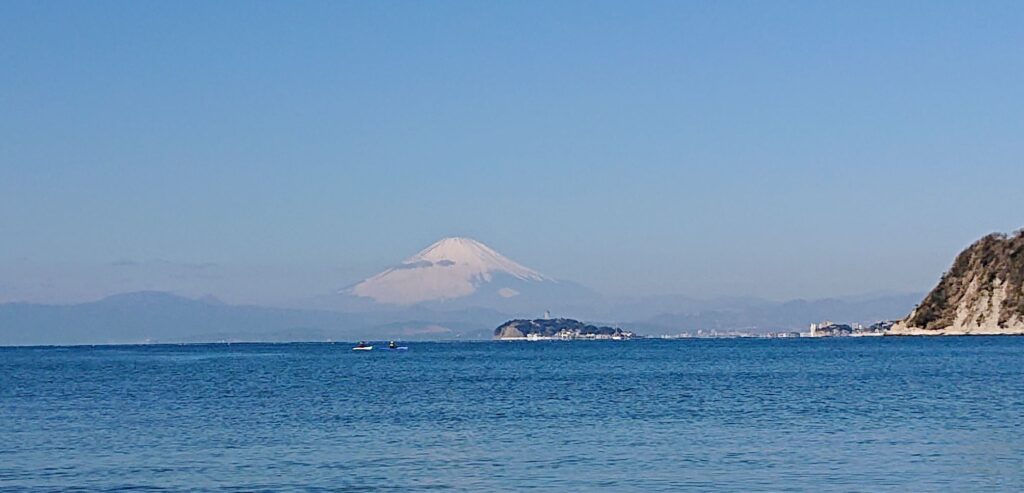 逗子海岸　東浜から江ノ島と富士山望む (拡大)/ Enoshima and Mt.Fuji from Zushi Beach (2022 Feb 26th)