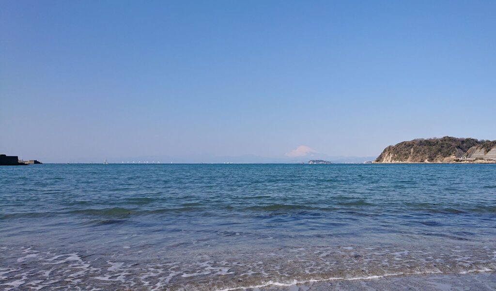 逗子海岸　東浜から江ノ島と富士山望む (拡大)/ Enoshima and Mt.Fuji from Zushi Beach (2022 Mar 6th)