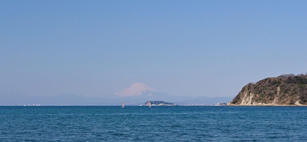 逗子海岸　東浜から江ノ島と富士山望む (拡大)/ Enoshima and Mt.Fuji from Zushi Beach (2022 Mar 6th)