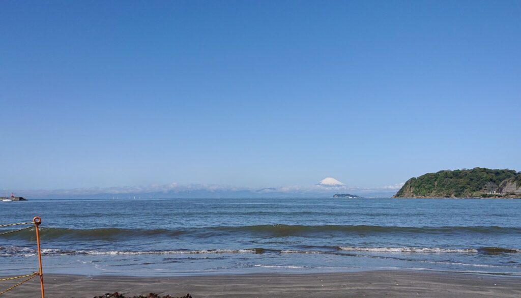 逗子海岸　東浜から江ノ島望む(拡大) / Enoshima and Mt.Fuji from Zushi Beach (2022 April 22nd)