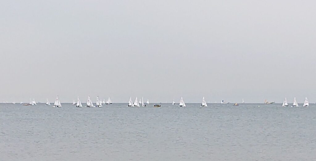 逗子海岸　東浜から江ノ島望む(拡大) / Yachts around Hayama from Zushi Beach (2022 April 29th)