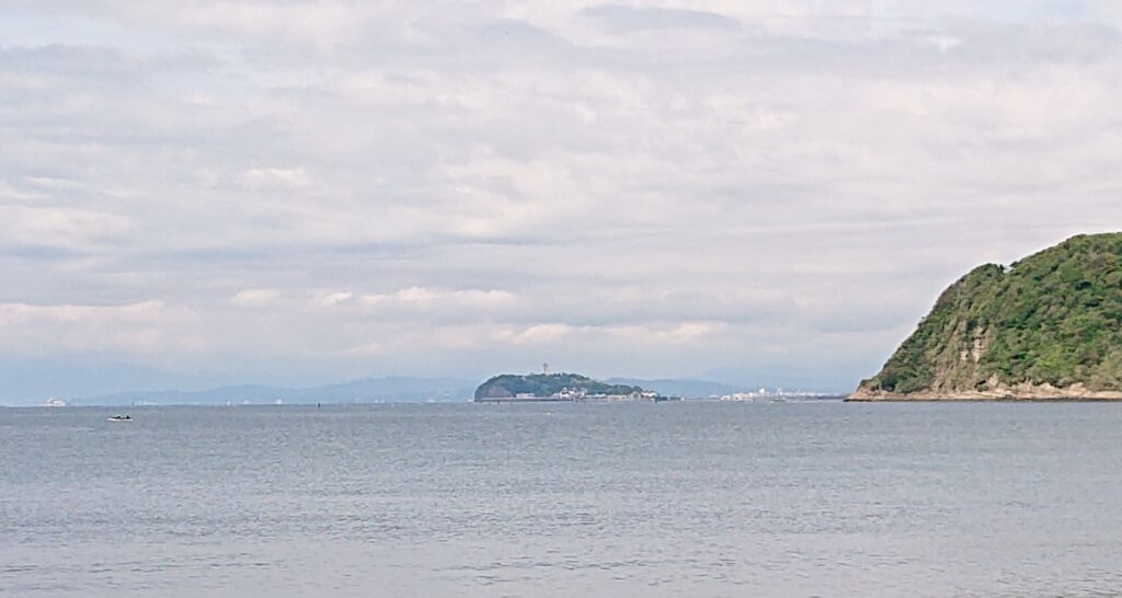 逗子海岸　東浜から江ノ島望む(拡大) / Enoshima and Mt.Fuji from Zushi Beach (2022 May 2nd)