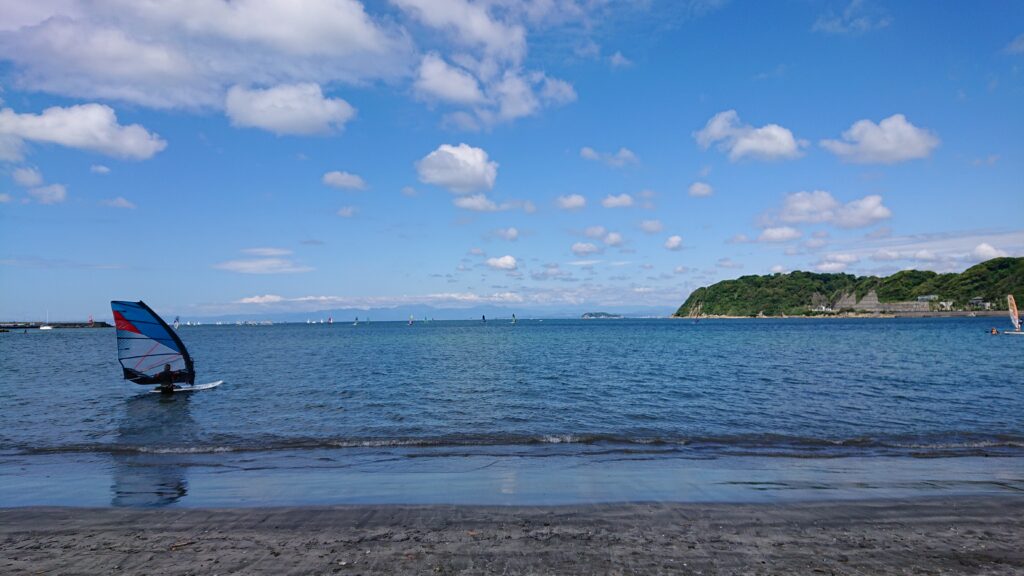 逗子海岸　東浜から江ノ島望む / Enoshima and Mt.Fuji from Zushi Beach (2022 May 22)