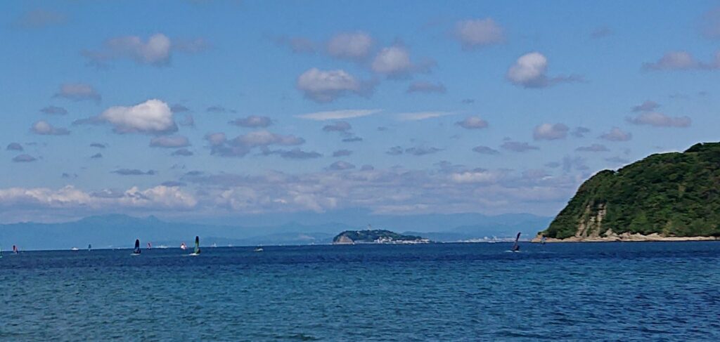 逗子海岸　東浜から江ノ島望む(拡大) / Enoshima and Mt.Fuji from Zushi Beach (2022 May 22)