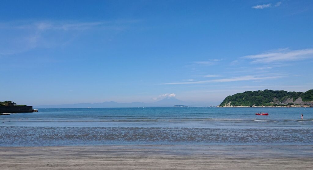 逗子海岸　東浜から富士山と江ノ島望む / Enoshima and Mt.Fuji from Zushi Beach (2022 June 27)