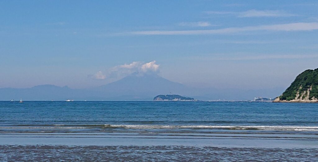 逗子海岸　東浜から富士山と江ノ島望む(拡大) / Enoshima and Mt.Fuji from Zushi Beach (2022 June 27)