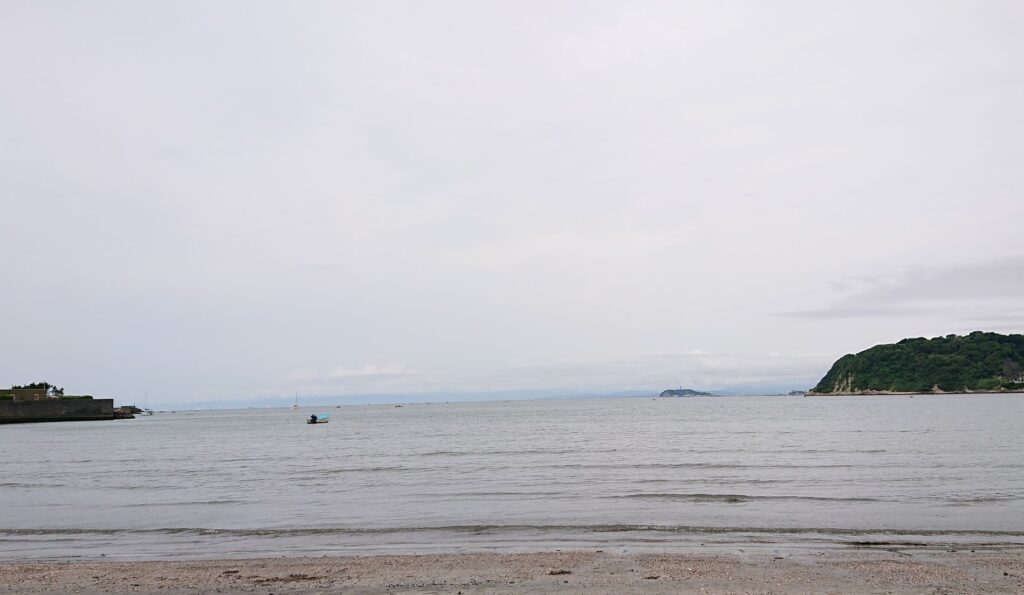 逗子海岸　東浜から江ノ島望む / Enoshima and Mt.Fuji from Zushi Beach (2022 June 11)