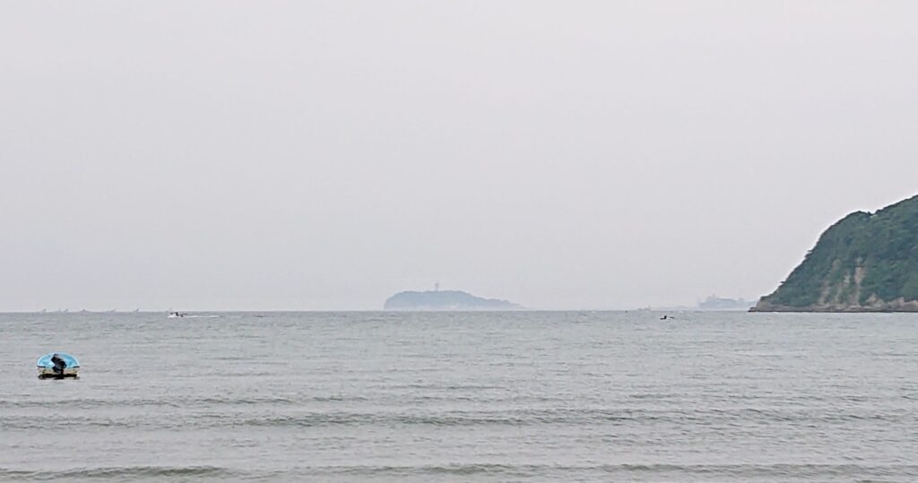 逗子海岸　東浜から江ノ島望む(拡大) / Enoshima and Mt.Fuji from Zushi Beach (2022 June 17)