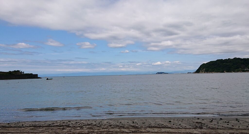 逗子海岸　東浜から富士山と江ノ島望む / Enoshima and Mt.Fuji from Zushi Beach (2022 July 8)