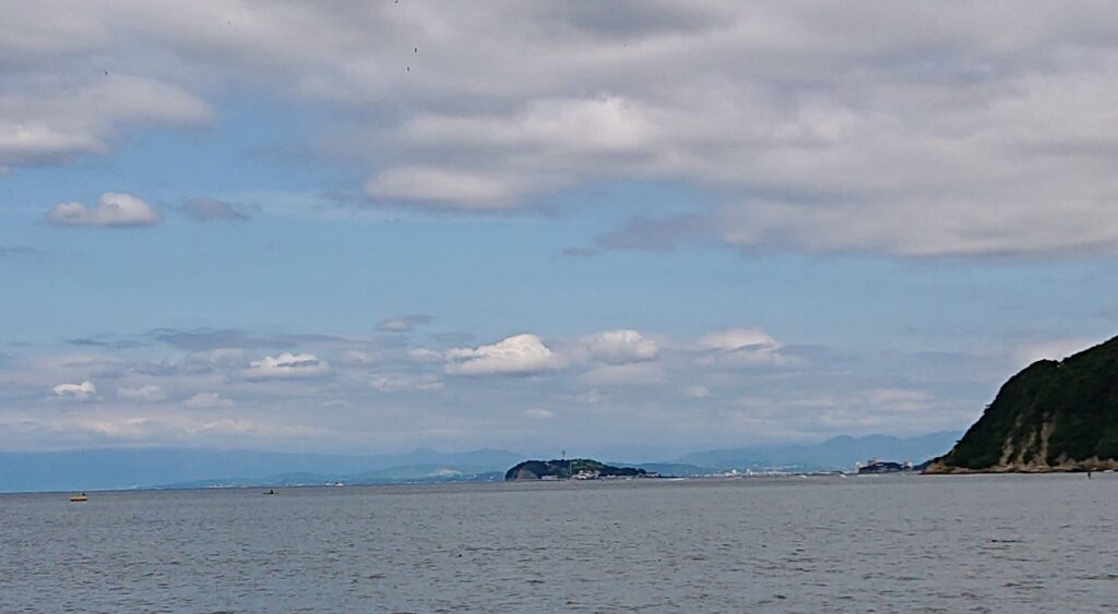 逗子海岸　東浜から富士山と江ノ島望む(拡大) / Enoshima and Mt.Fuji from Zushi Beach (2022 July 8)