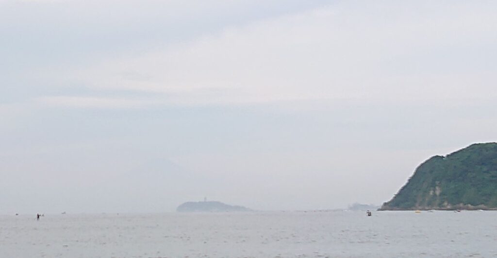 逗子海岸　東浜から江ノ島望む(拡大) / Enoshima and Mt.Fuji from Zushi Beach (2022 July 18)
