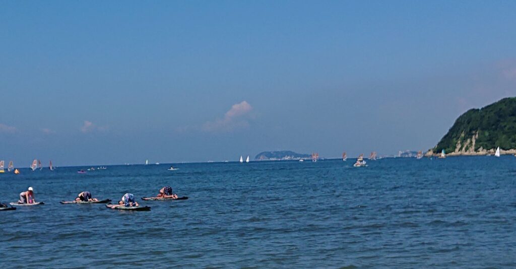 逗子海岸　東浜から富士山と江ノ島望む(拡大) / Enoshima and Mt.Fuji from Zushi Beach (2022 July 23)