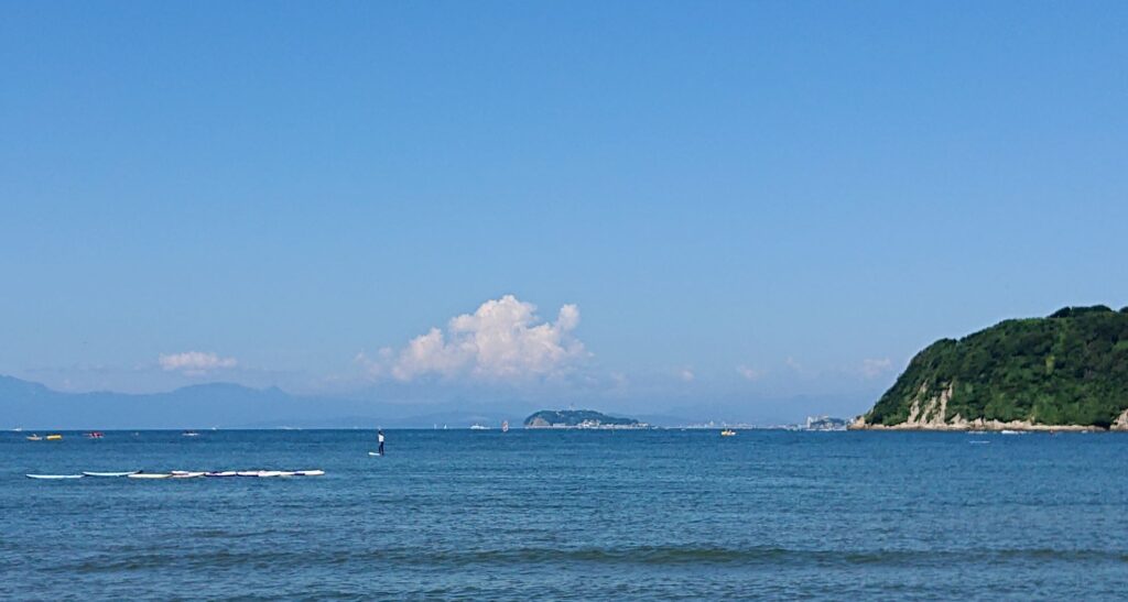 逗子海岸　東浜から富士山と江ノ島望む（拡大） / Enoshima and Mt.Fuji from Zushi Beach (2022 July 31)