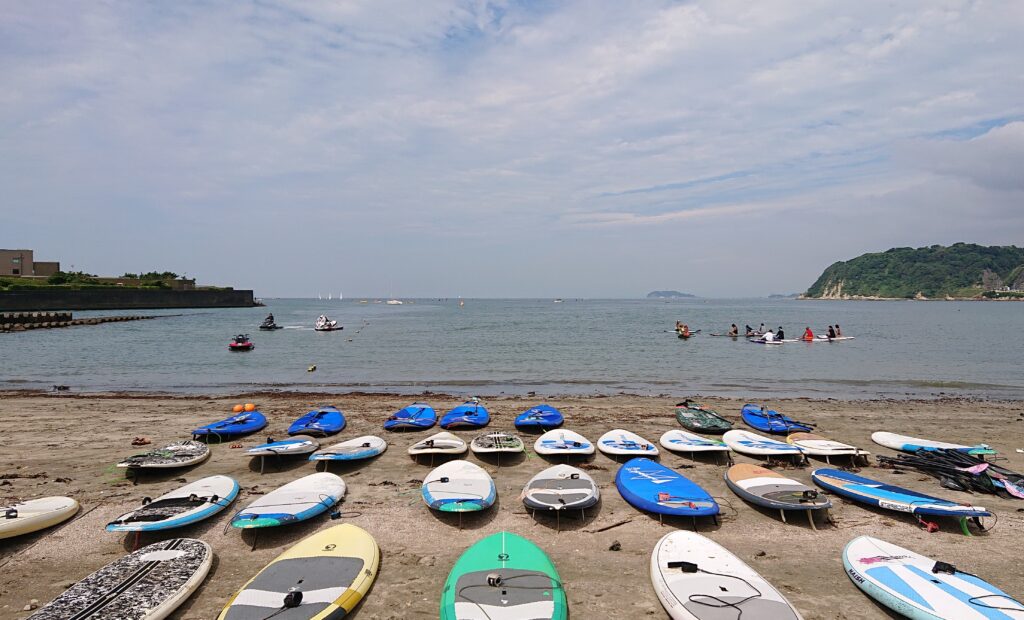 逗子海岸　東浜から富士山と江ノ島望む / Enoshima and Mt.Fuji from Zushi Beach (2022 Aug 20)