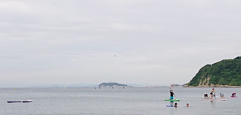 逗子海岸　東浜から富士山と江ノ島望む(拡大) / Enoshima and Mt.Fuji from Zushi Beach (2022 Aug 6)