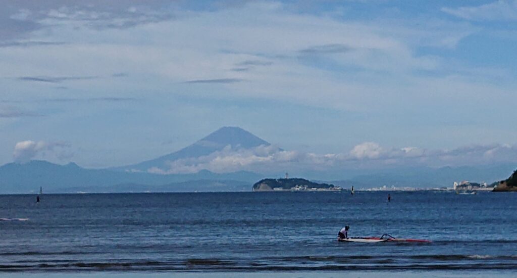 逗子海岸　東浜から富士山と江ノ島望む(拡大図) / Enoshima and Mt.Fuji from Zushi Beach (2022 Aug 11)