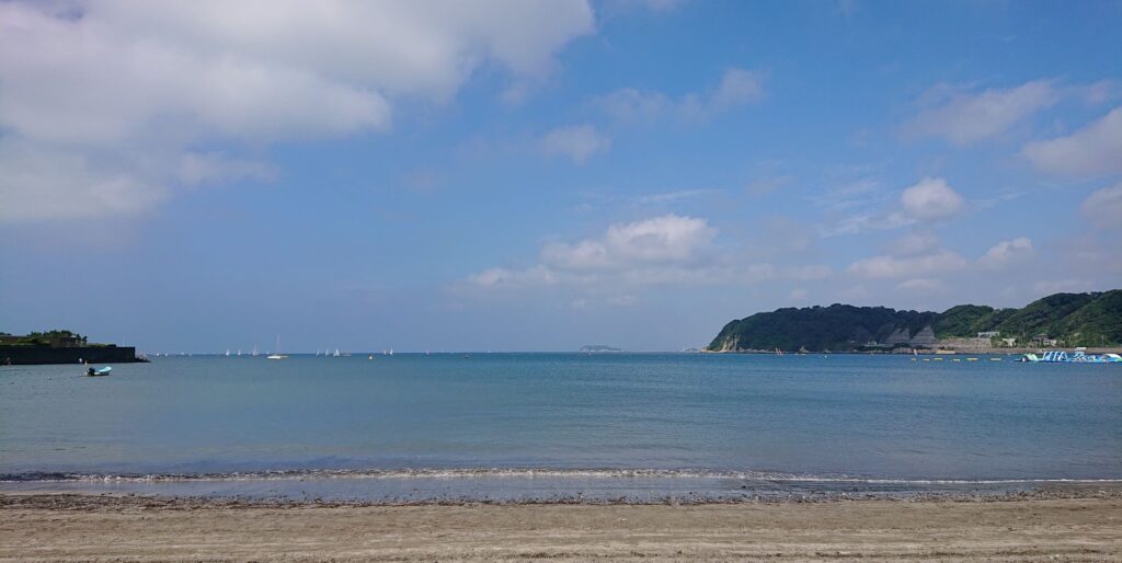 逗子海岸　東浜から富士山と江ノ島望む / Enoshima and Mt.Fuji from Zushi Beach (2022 Sep 4)