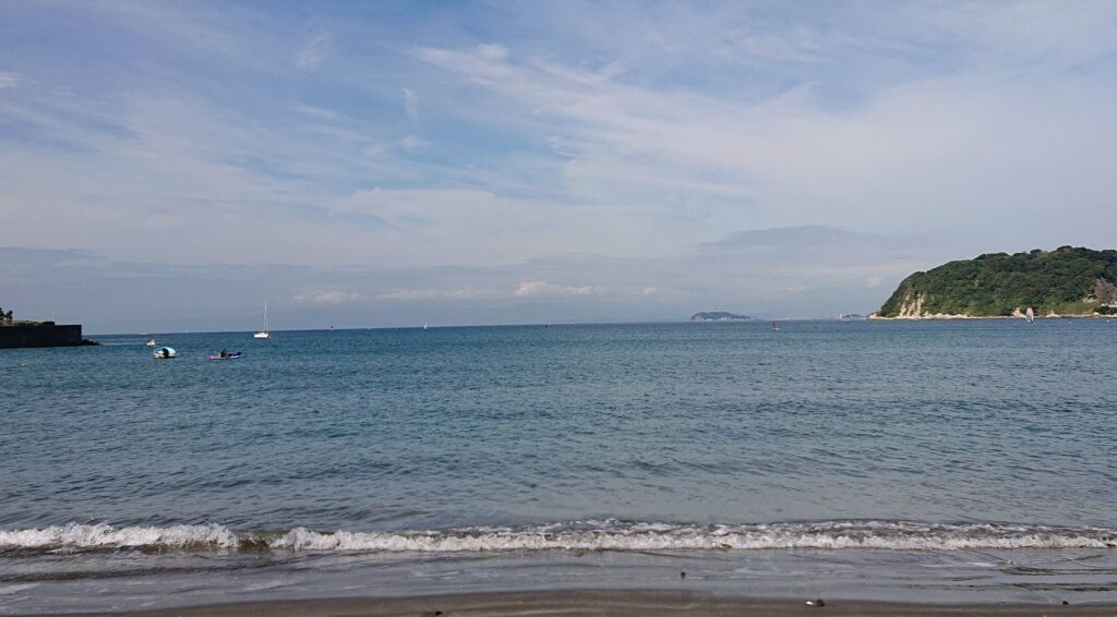 逗子海岸　東浜から富士山と江ノ島望む / Enoshima and Mt.Fuji from Zushi Beach (2022 Sep 17)