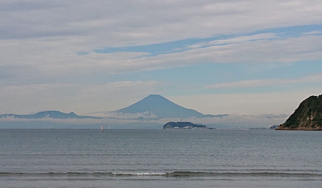 逗子海岸　東浜から富士山と江ノ島望む (拡大)/ Enoshima and Mt.Fuji from Zushi Beach (2022 Oct 8)