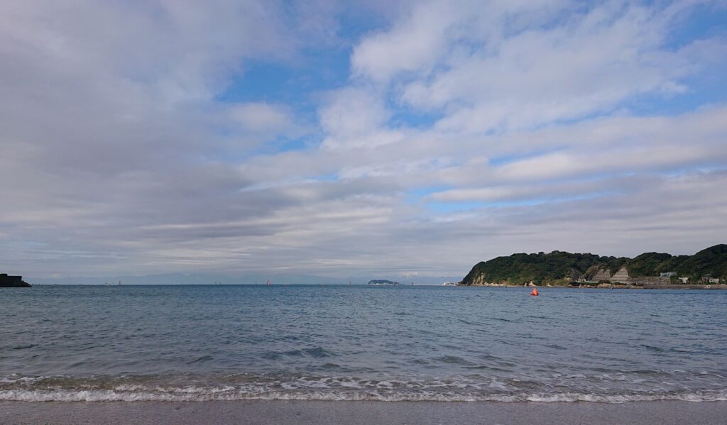 逗子海岸　東浜から富士山と江ノ島望む / Enoshima and Mt.Fuji from Zushi Beach (2022 Oct 15)