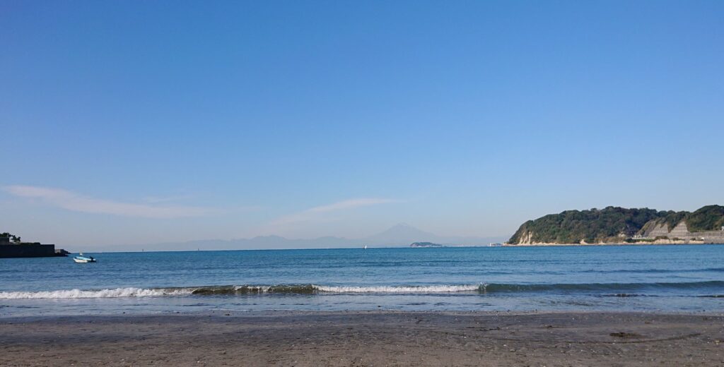 逗子海岸　東浜から富士山と江ノ島望む / Enoshima and Mt.Fuji from Zushi Beach (2022 Nov 4)
