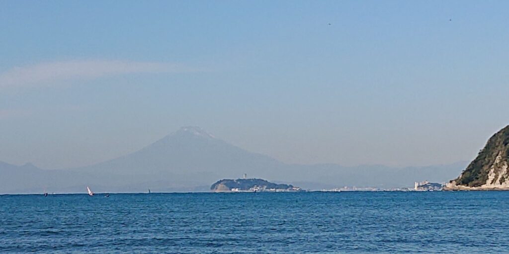 逗子海岸　東浜から富士山と江ノ島望む(拡大) / Enoshima and Mt.Fuji from Zushi Beach (2022 Nov 4)