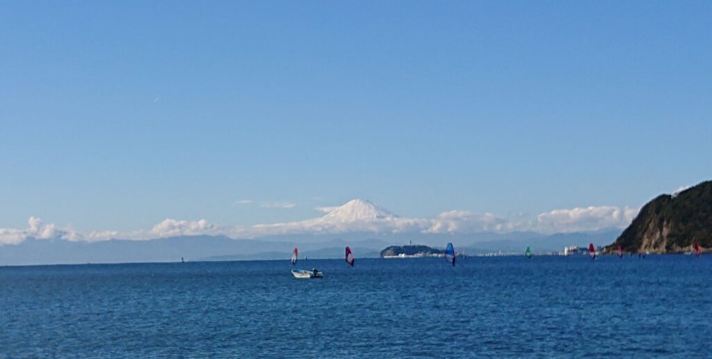 逗子海岸　東浜から富士山と江ノ島望む / Enoshima and Mt.Fuji from Zushi Beach (2022 Nov 21)