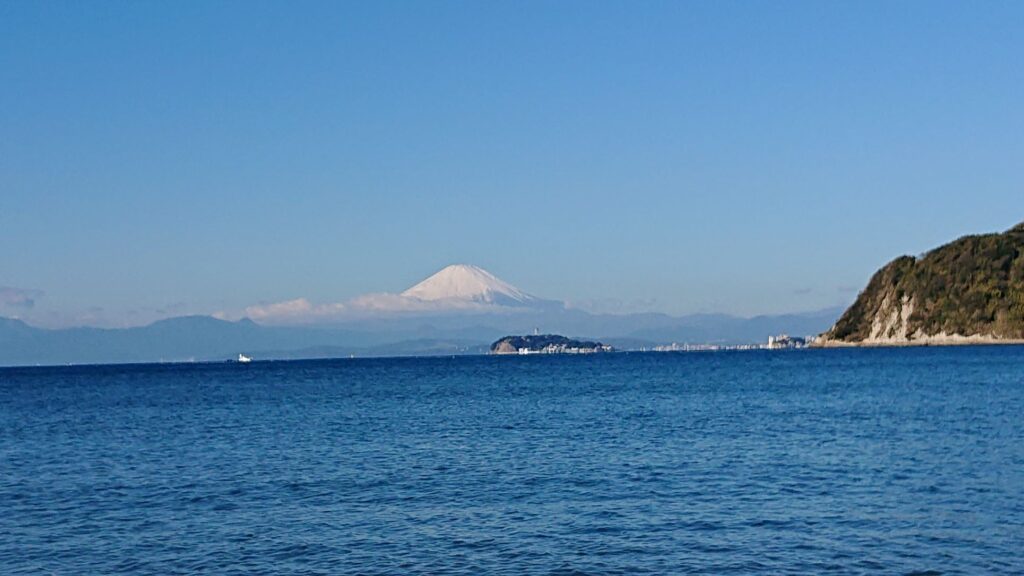 逗子海岸　東浜から富士山と江ノ島望む / Enoshima and Mt.Fuji from Zushi Beach (2022 Nov 25)