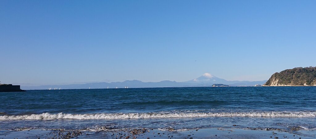 逗子海岸　東浜から富士山と江ノ島望む / Enoshima and Mt.Fuji from Zushi Beach (2022 Dec 16)