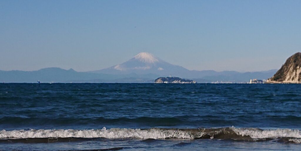 逗子海岸　東浜から富士山と江ノ島望む(拡大)/ Enoshima and Mt.Fuji from Zushi Beach (2022 Dec 16)