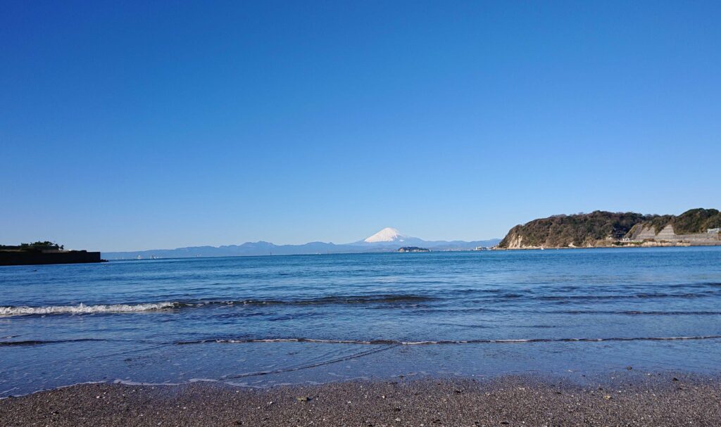 逗子海岸　東浜から富士山と江ノ島望む / Enoshima and Mt.Fuji from Zushi Beach (2022 Dec 25)