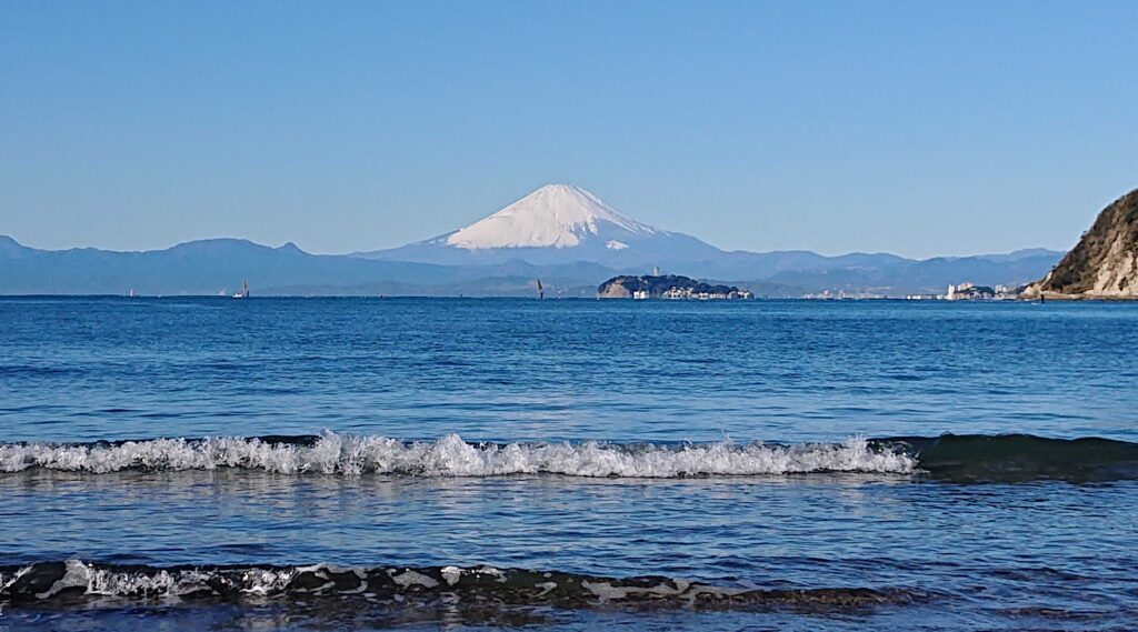 逗子海岸　東浜から富士山と江ノ島望む(拡大) / Enoshima and Mt.Fuji from Zushi Beach (2022 Dec 25)