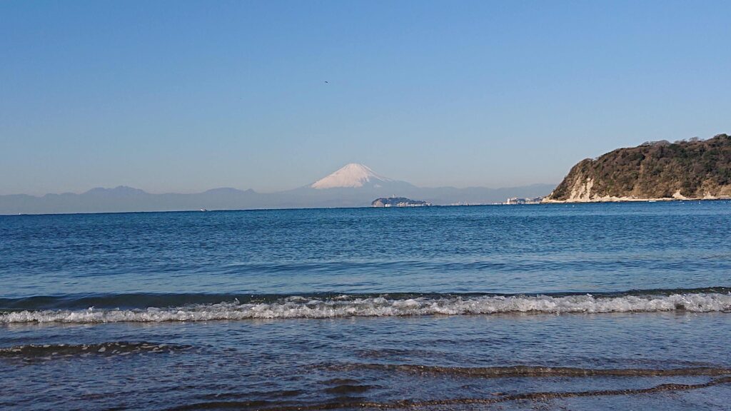 逗子海岸　東浜から富士山と江ノ島望む(拡大) / Enoshima and Mt.Fuji from Zushi Beach (2022 Dec 29)