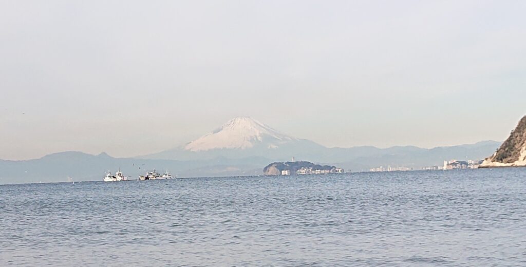 逗子海岸　東浜から富士山と江ノ島望む/ Enoshima and Mt.Fuji from Zushi Beach (2023 Jan 6)
