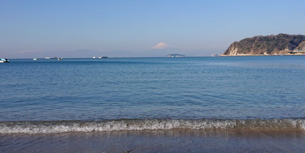 逗子海岸　東浜から富士山と江ノ島望む/ Enoshima and Mt.Fuji from Zushi Beach (2023 Jan 20)