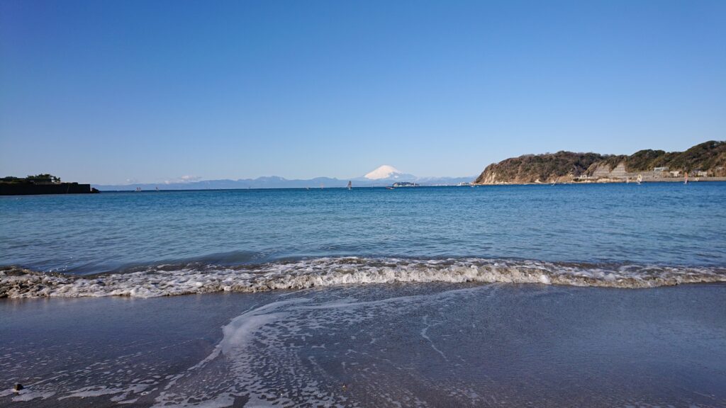 逗子海岸　東浜から富士山と江ノ島望む/ Enoshima and Mt.Fuji from Zushi Beach (2023 Feb 11)