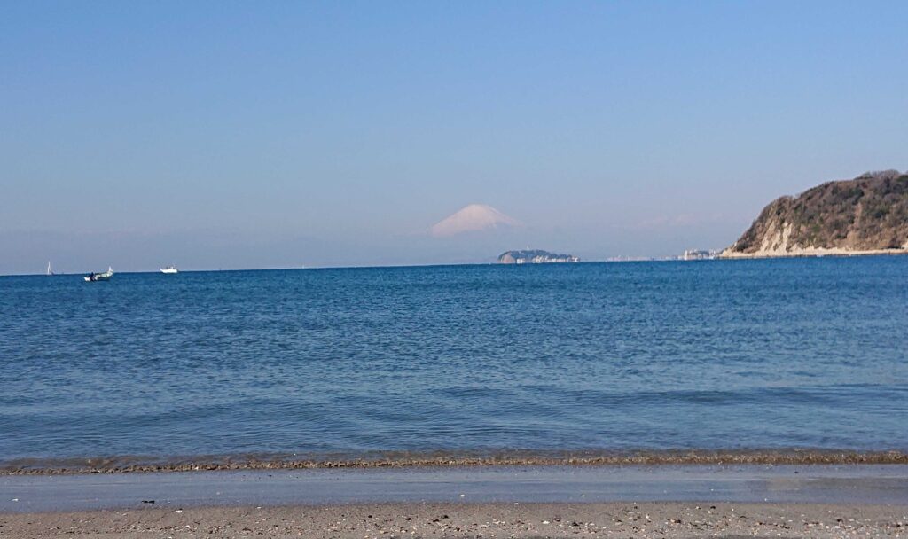 逗子海岸　東浜から富士山と江ノ島望む/ Enoshima and Mt.Fuji from Zushi Beach (2023 Feb 17)