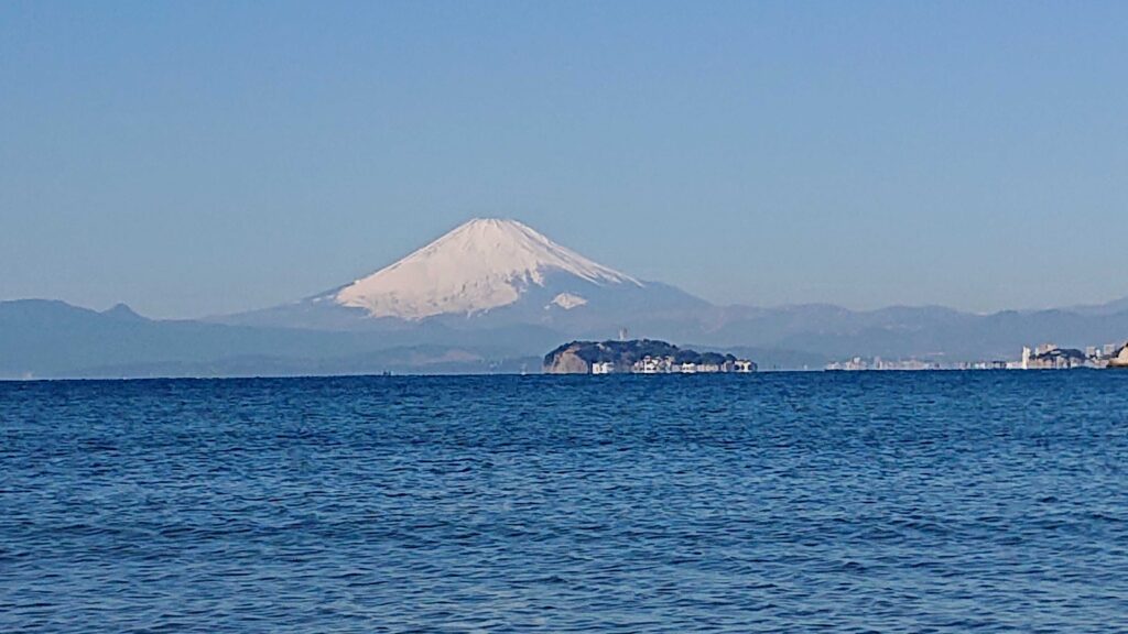 逗子海岸　東浜から富士山と江ノ島望む/ Enoshima and Mt.Fuji from Zushi Beach (2023 Feb 27)