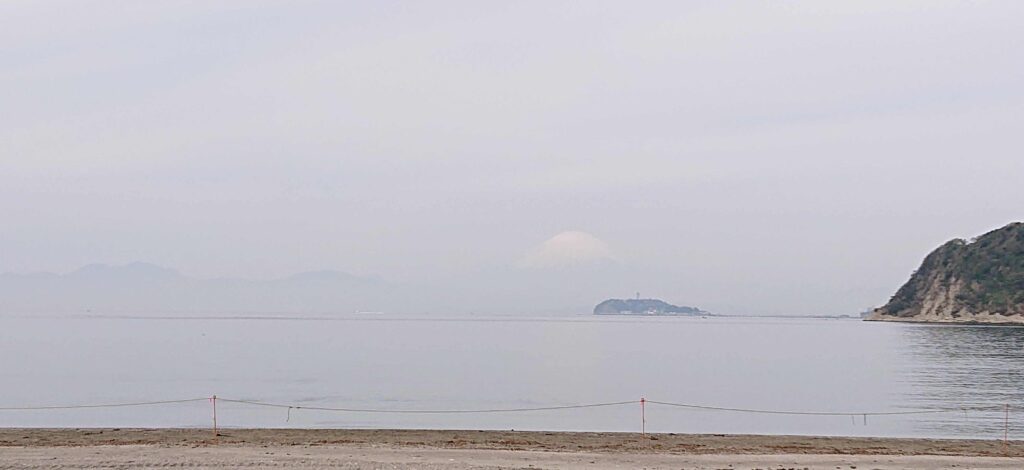 逗子海岸　東浜から富士山と江ノ島望む/ Enoshima and Mt.Fuji from Zushi Beach (2023 Mar 31)