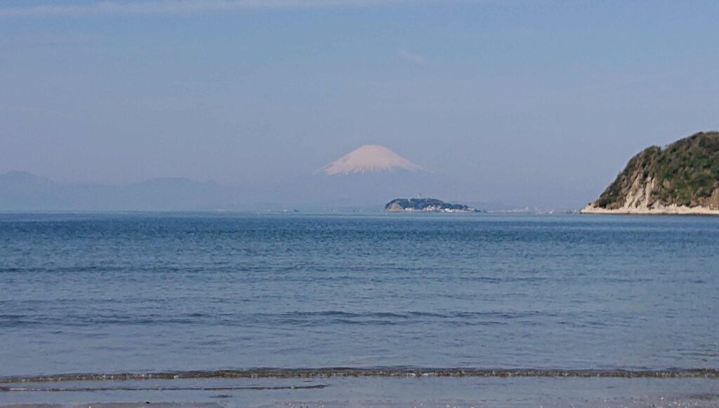 逗子海岸　東浜から富士山と江ノ島望む/ Enoshima and Mt.Fuji from Zushi Beach (2023 Apr ４)