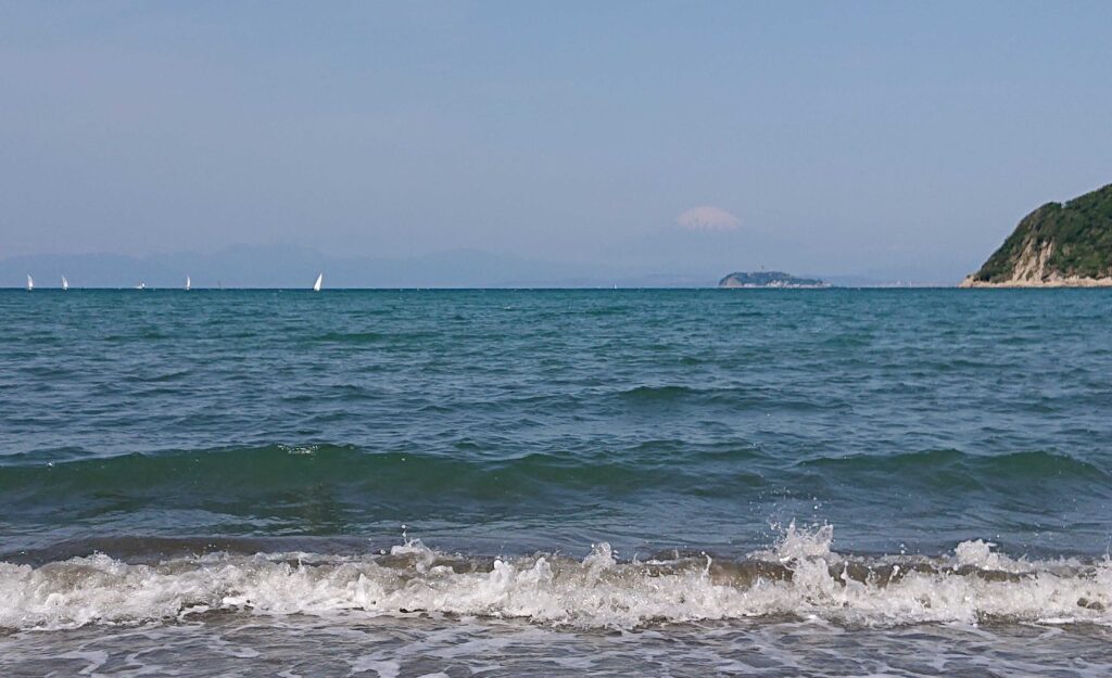 逗子海岸　東浜から富士山と江ノ島望む/ Enoshima and Mt.Fuji from Zushi Beach (2023 Apri 28)