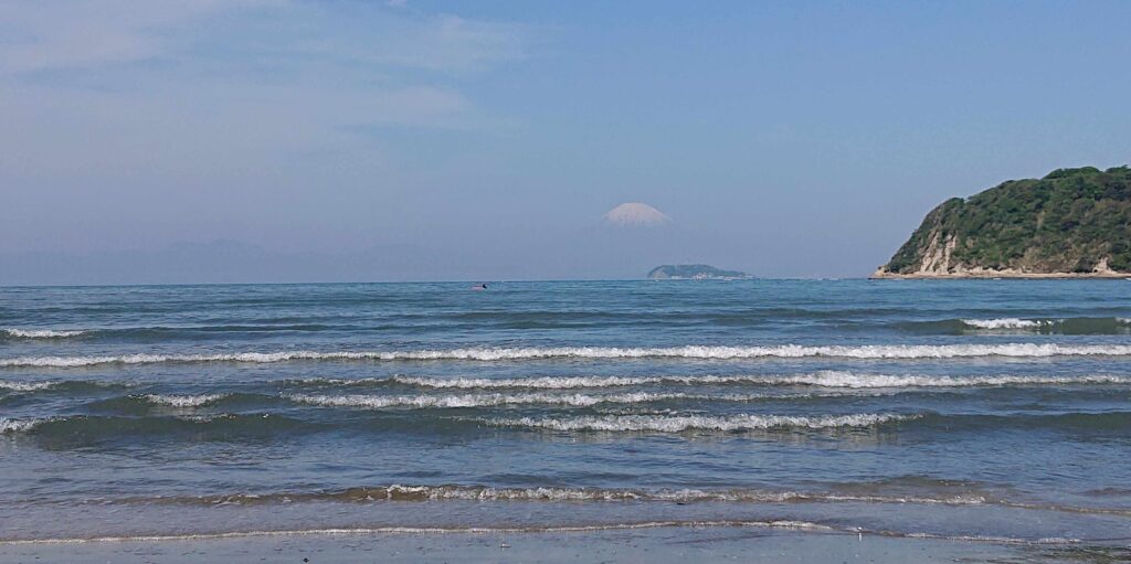 逗子海岸　東浜から富士山と江ノ島望む/ Enoshima and Mt.Fuji from Zushi Beach (2023 Apri 18)