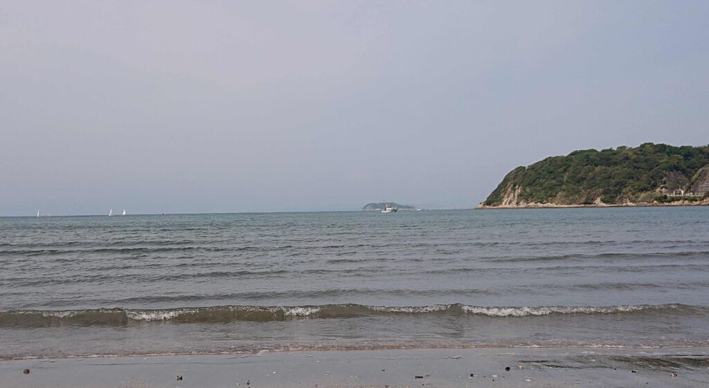 逗子海岸　東浜から富士山と江ノ島望む/ Enoshima and Mt.Fuji from Zushi Beach (2023 Apri 21)