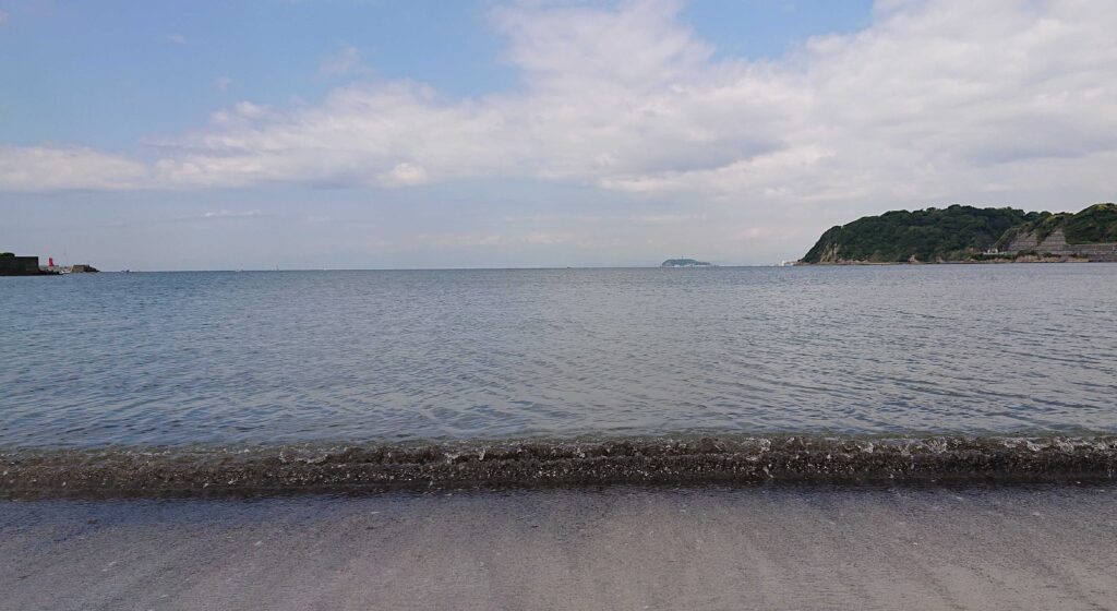 逗子海岸　東浜から富士山と江ノ島望む/ Enoshima and Mt.Fuji from Zushi Beach (2023 Mat 12)